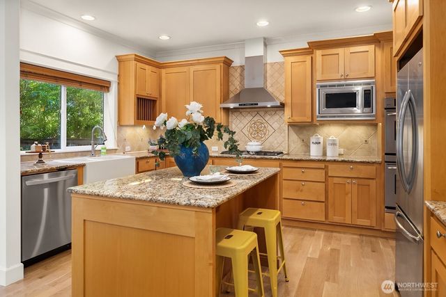 16137 Northup Way, Bellevue, WA 98008