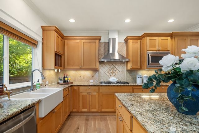 16137 Northup Way, Bellevue, WA 98008
