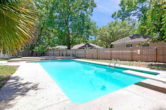 5745 Avenida Robledal, Pensacola, FL 32504