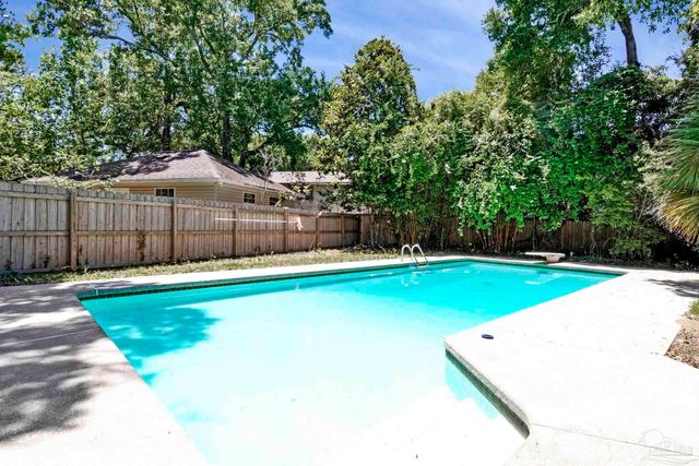 5745 Avenida Robledal, Pensacola, FL 32504