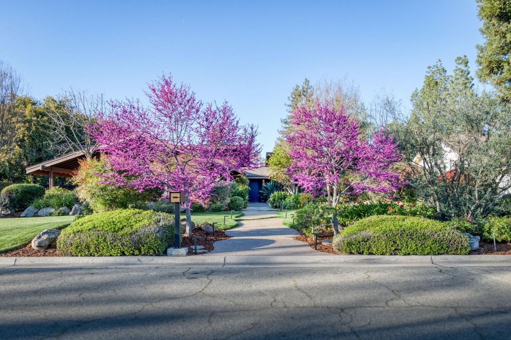 Image 2 of property listing at 3646 W Spruce Avenue, Fresno, CA 93711