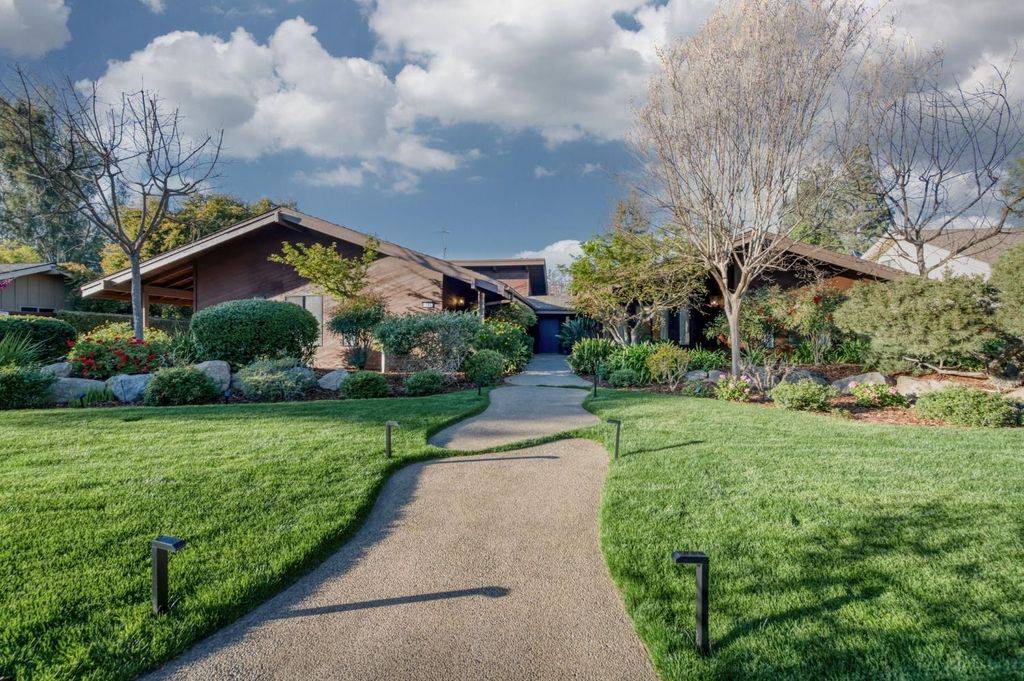 Image 3 of property listing at 3646 W Spruce Avenue, Fresno, CA 93711