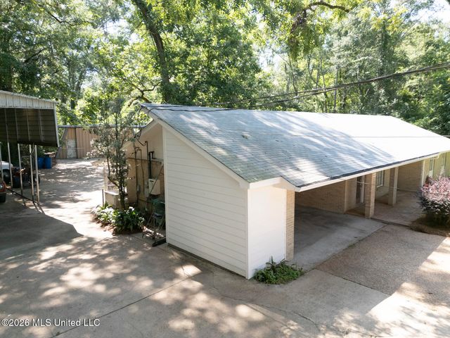 402 W Main Street, Raymond, MS 39154