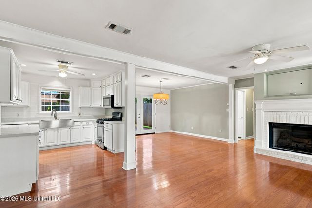 402 W Main Street, Raymond, MS 39154