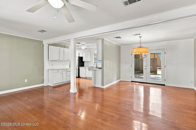 402 W Main Street, Raymond, MS 39154
