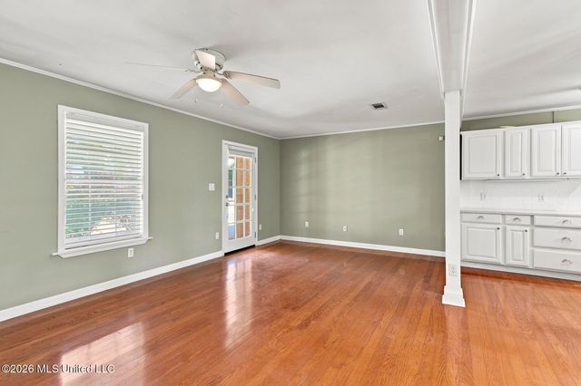402 W Main Street, Raymond, MS 39154