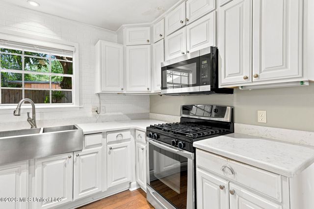 402 W Main Street, Raymond, MS 39154