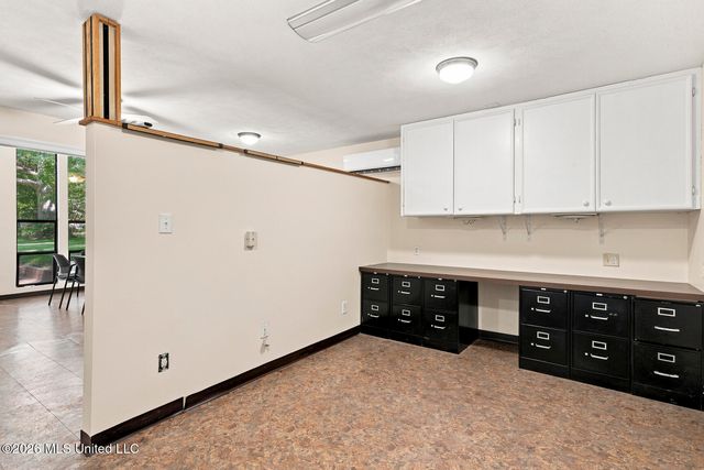 402 W Main Street, Raymond, MS 39154