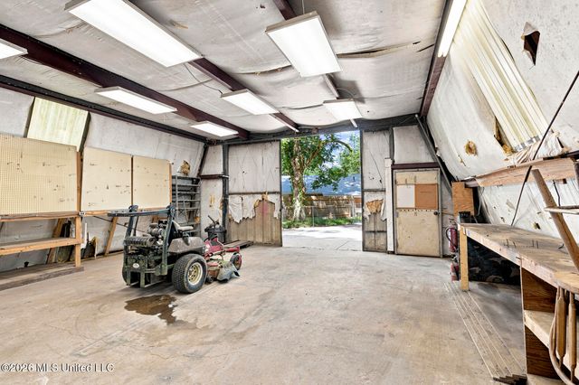 402 W Main Street, Raymond, MS 39154