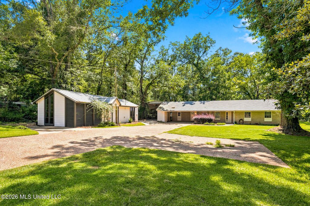 402 W Main Street, Raymond, MS 39154