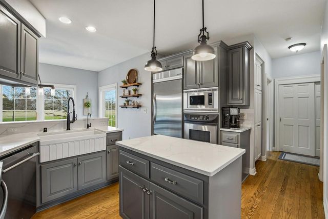 W291N3363 Summerhill ROAD, Pewaukee, WI 53072