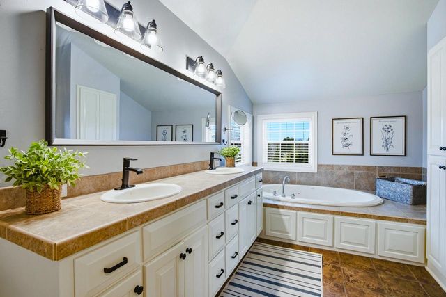 W291N3363 Summerhill ROAD, Pewaukee, WI 53072