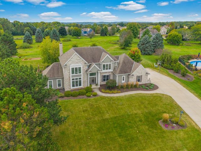 W291N3363 Summerhill ROAD, Pewaukee, WI 53072