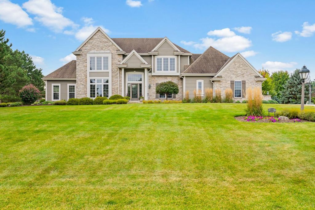 W291N3363 Summerhill ROAD, Pewaukee, WI 53072