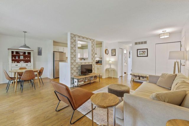 7267 Hunters Run 46C, Eden Prairie, MN 55346