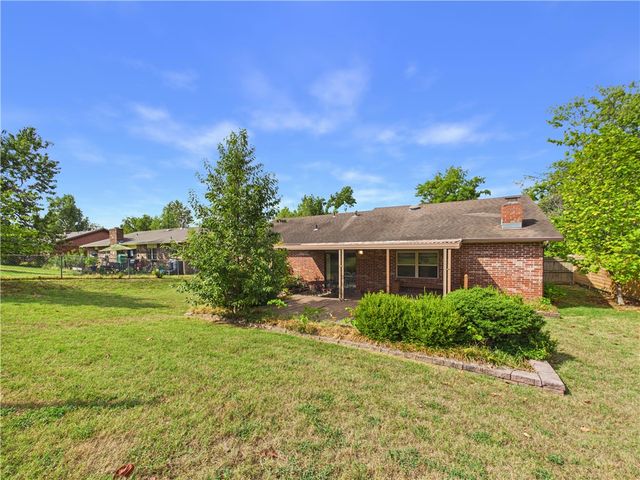 1105 S 27th Street, Rogers, AR 72758