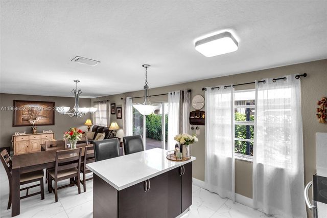 8253 NW 192nd Ter, Hialeah, FL 33015