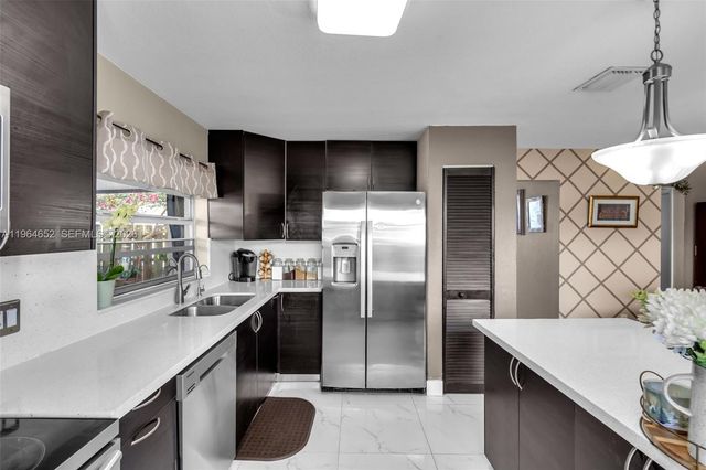 8253 NW 192nd Ter, Hialeah, FL 33015