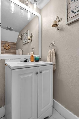 8253 NW 192nd Ter, Hialeah, FL 33015