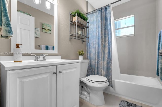 8253 NW 192nd Ter, Hialeah, FL 33015