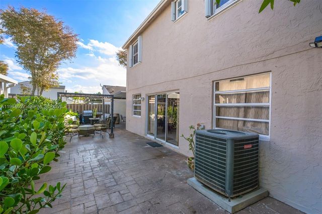 8253 NW 192nd Ter, Hialeah, FL 33015