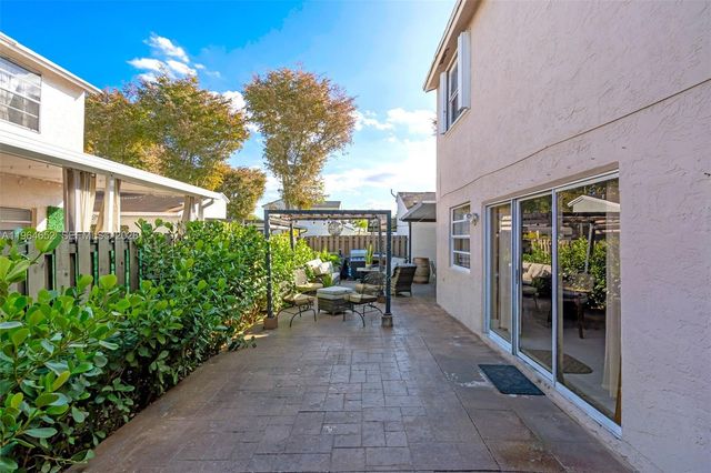 8253 NW 192nd Ter, Hialeah, FL 33015