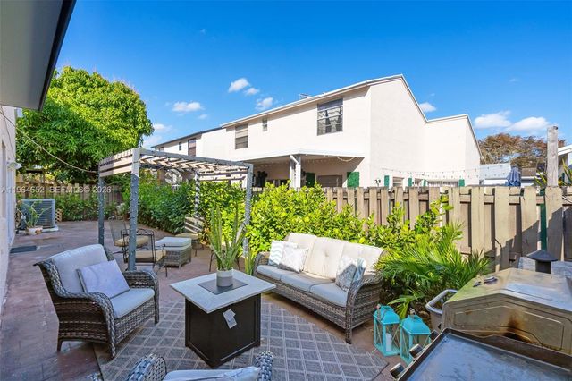 8253 NW 192nd Ter, Hialeah, FL 33015