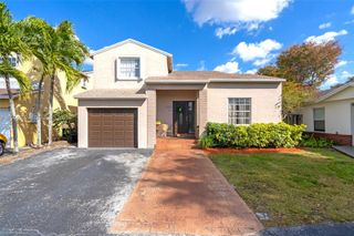 8253 NW 192nd Ter, Hialeah, FL 33015