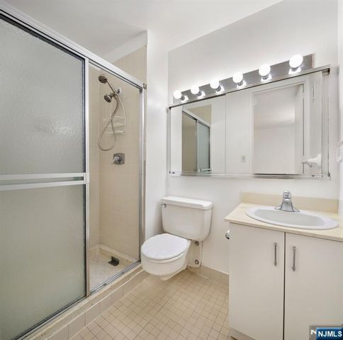 7004 Boulevard E 40G, Guttenberg, NJ 07093