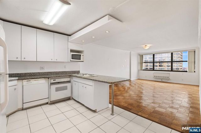 7004 Boulevard E 40G, Guttenberg, NJ 07093