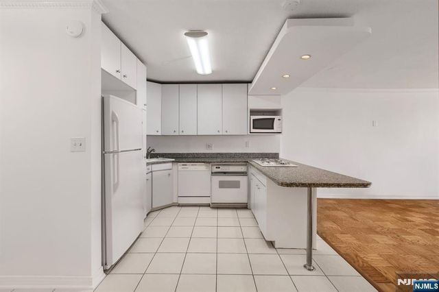 7004 Boulevard E 40G, Guttenberg, NJ 07093