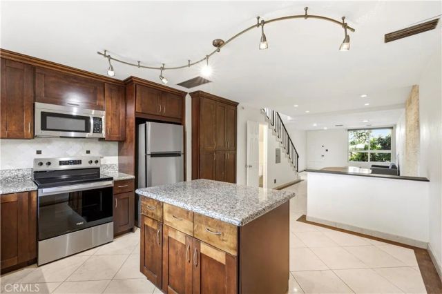 7320 Lennox Avenue D8, Van Nuys, CA 91405