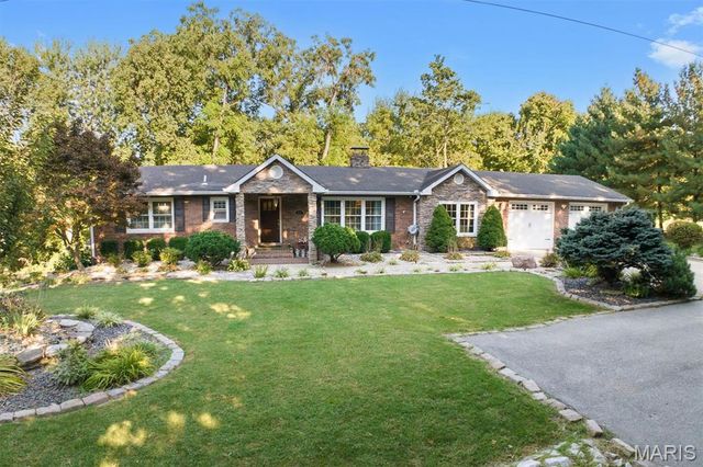 671 Glen Crossing Road, Glen Carbon, IL 62034