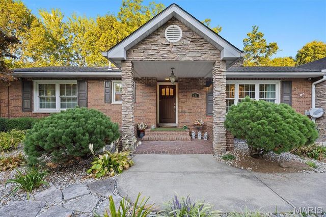 671 Glen Crossing Road, Glen Carbon, IL 62034