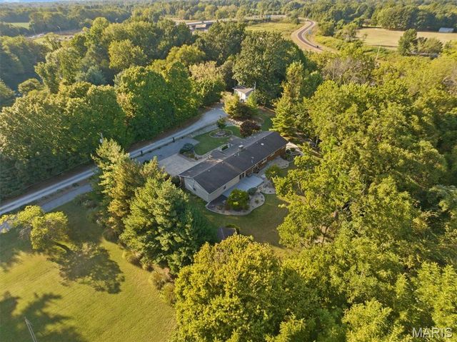 671 Glen Crossing Road, Glen Carbon, IL 62034