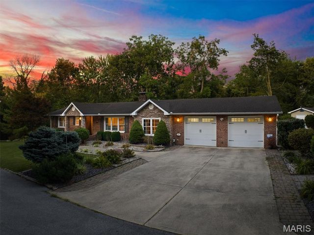 671 Glen Crossing Road, Glen Carbon, IL 62034