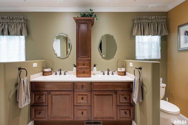 1300 W Brewster Road, Herrin, IL 62948