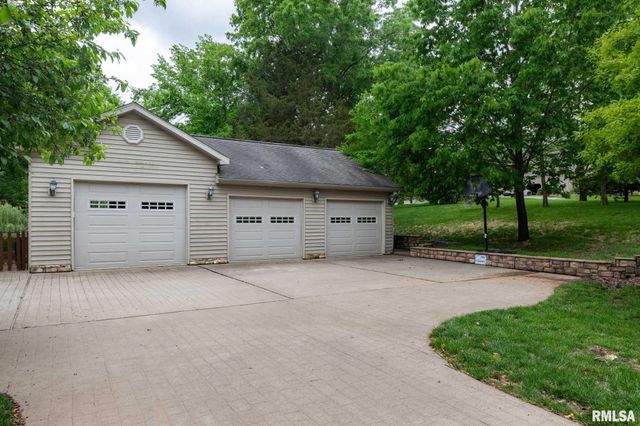 1300 W Brewster Road, Herrin, IL 62948