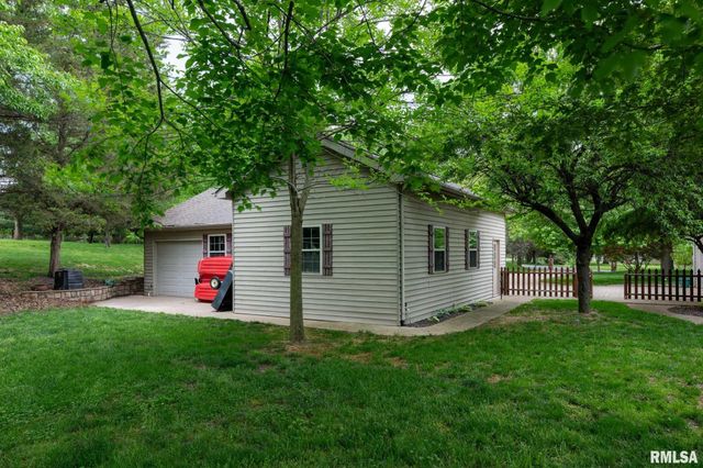 1300 W Brewster Road, Herrin, IL 62948