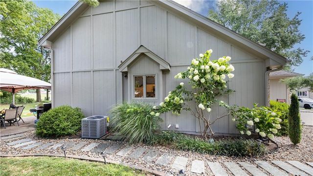 627 NW Timberbrooke Drive, Lee's Summit, MO 64081