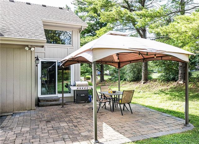 627 NW Timberbrooke Drive, Lee's Summit, MO 64081
