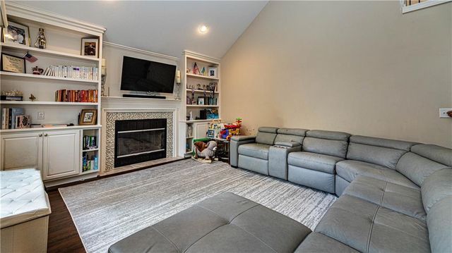 627 NW Timberbrooke Drive, Lee's Summit, MO 64081
