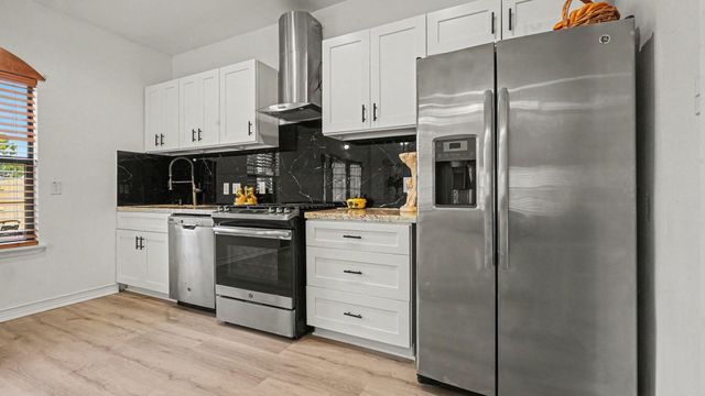 424 S Holmes Street, La Porte, TX 77571