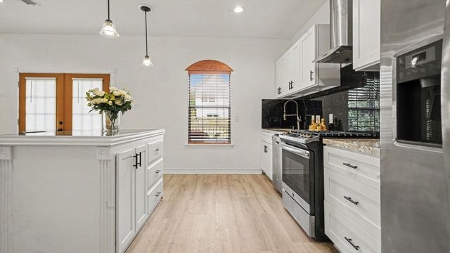 424 S Holmes Street, La Porte, TX 77571