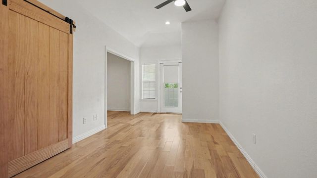 424 S Holmes Street, La Porte, TX 77571