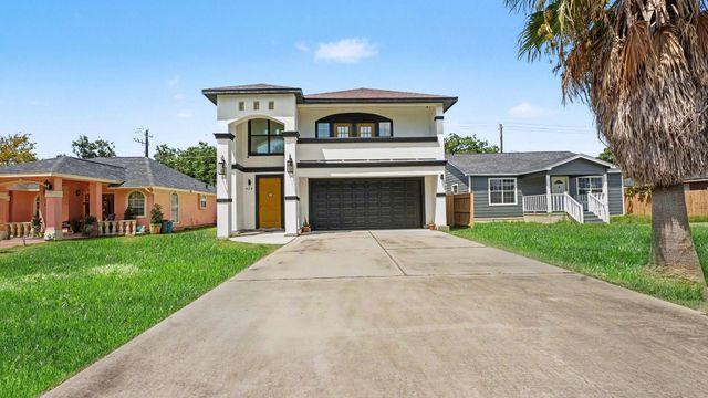 424 S Holmes Street, La Porte, TX 77571