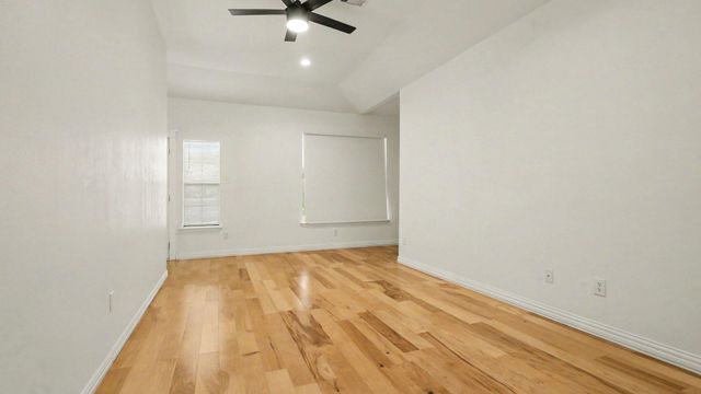 424 S Holmes Street, La Porte, TX 77571