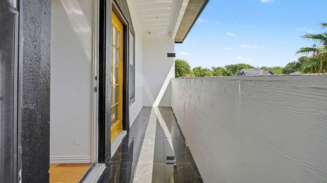 424 S Holmes Street, La Porte, TX 77571