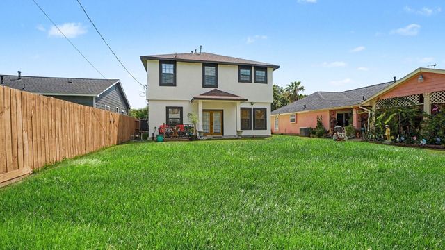 424 S Holmes Street, La Porte, TX 77571