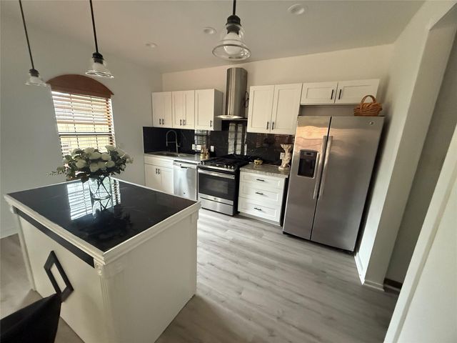 424 S Holmes Street, La Porte, TX 77571